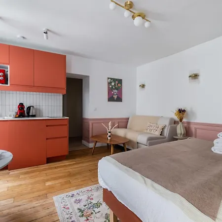 Apartment Elegant 16 Near Metro Modern