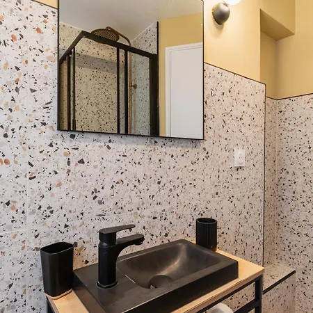 Elegant 16 Near Metro Modern Apartment